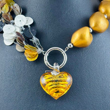 Charger l'image dans la galerie, Pendentif coeur en verre - volutes