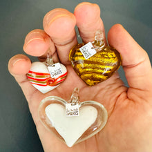 Charger l'image dans la galerie, Pendentif coeur en verre - volutes