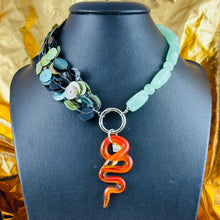 Charger l'image dans la galerie, Pendentif Serpent de verre