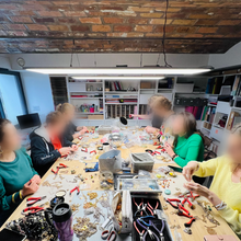 Charger l'image dans la galerie, Atelier UPCYCLING de BIJOUX à domicile / en entreprise