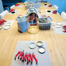 Charger l'image dans la galerie, Atelier UPCYCLING de BIJOUX à domicile / en entreprise