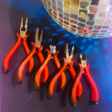 Charger l'image dans la galerie, Atelier UPCYCLING de BIJOUX à domicile / en entreprise