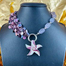 Charger l'image dans la galerie, Pendentif étoile de mer et de verre