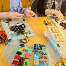 Charger l'image dans la galerie, Atelier création de collier à breloques à Paris & Boulogne avec Hélène