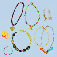 Charger l'image dans la galerie, Atelier UPCYCLING de BIJOUX à domicile / en entreprise