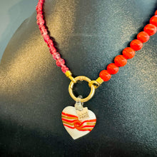 Charger l'image dans la galerie, Pendentif coeur en verre - volutes