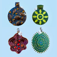 Charger l'image dans la galerie, Pendentif vintage Microcosme