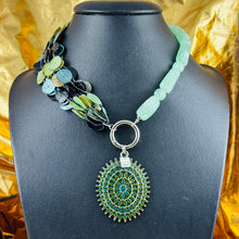 Charger l&#39;image dans la galerie, Collier Symbiose vert
